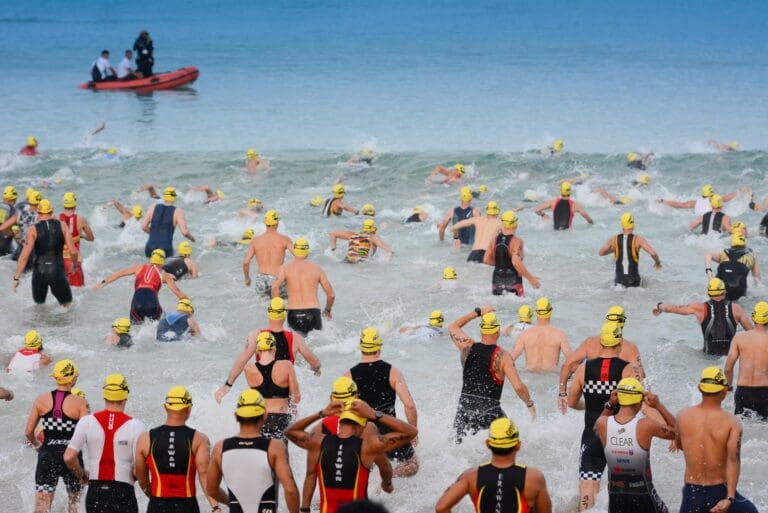 Zuerst geht es für die Teilnehmer hinaus ins 28 Grad warme Meer