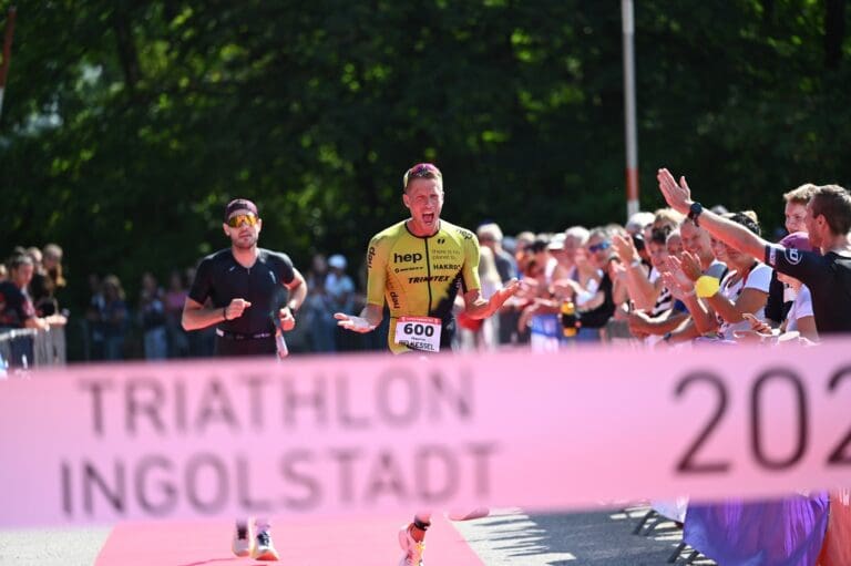 Maurice Clavel feiert den Sieg über die Olympische Distanz mit einem Siegertänzchen ...