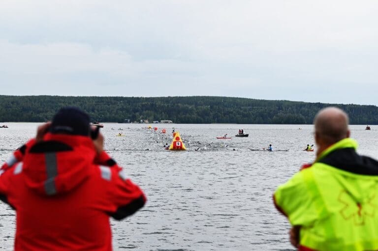 Auch vom Ufer aus wird das Feld der Schwimmer von den Rettungskräften beobachtet