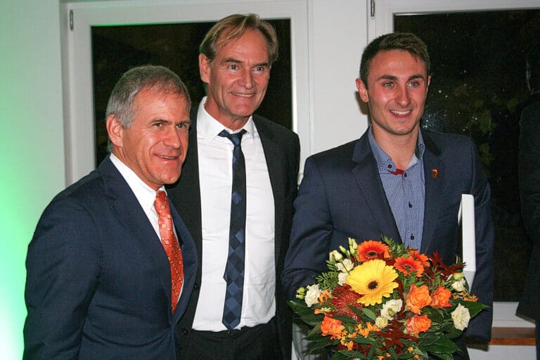 v.l. bei der Ehrung verdienter Triathleten: Prof. Dr. Martin Engelhardt (DTU-Präsident), Burkhard Jung (OB Leipzig) Martin Schulz (Paralympiasieger 2016)