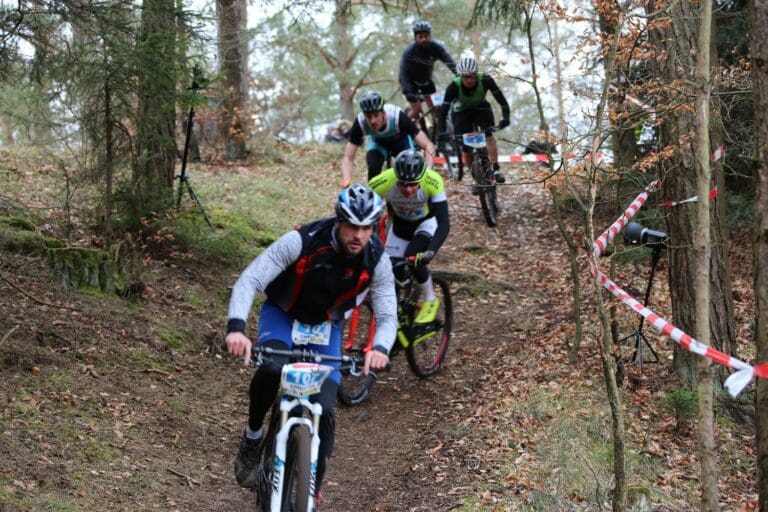 Die Spitze setzt auf dem MTB zum Überrunden an