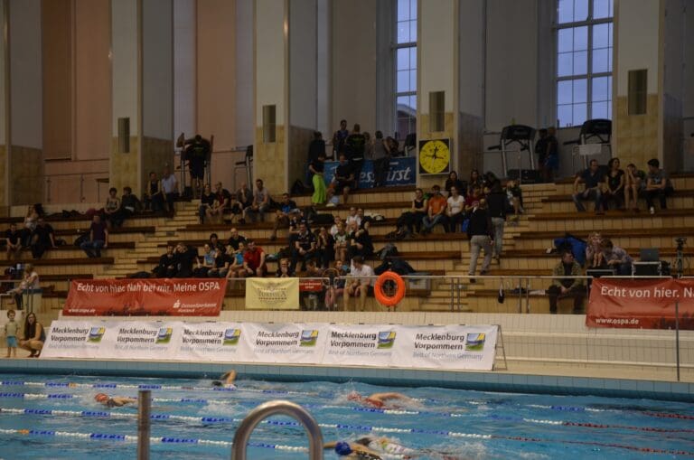 Reges Zuschauerinteresse bei der Premiere des INDOORMAN im Rostocker Neptunbad