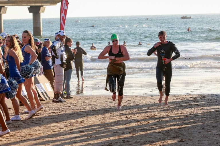 Jodie Swallow führt das Frauenfeld nach dem Schwimmen am Hobie Beach an