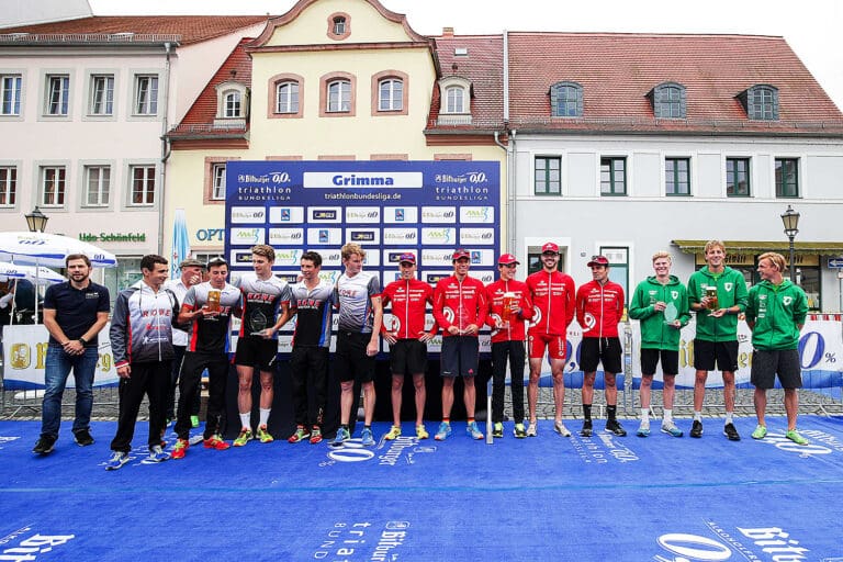 Das Podium der Männer mit dem Seriensieger aus Buschhütten