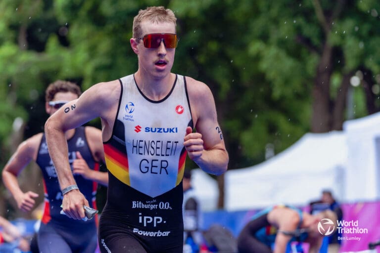 Patrick Lange freut sich über den zweiten Platz, bei dem er mit einem Fabelmarathon von 2:30:27 Stunden seine Laufstärke wieder unter Beweis stellt.