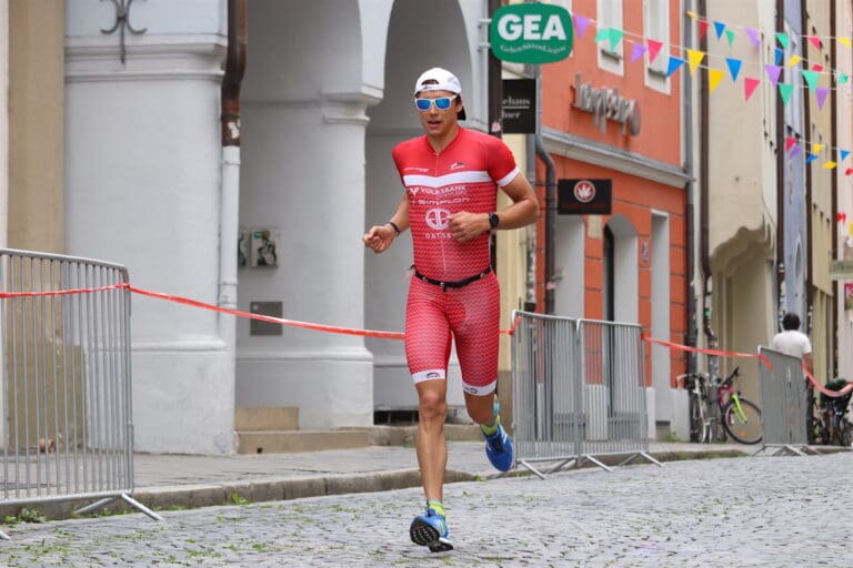 Sebastian Neef zieht zu Beginn des Marathons einsam seine Runden an der Spitze