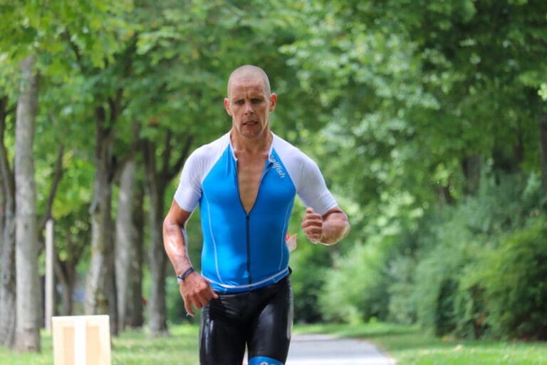 Jan Raphael sieht im Gesicht angestrengt aus. Aber seine Beine sprechen mit dem schnellsten Marathon des Tages eine andere Sprache