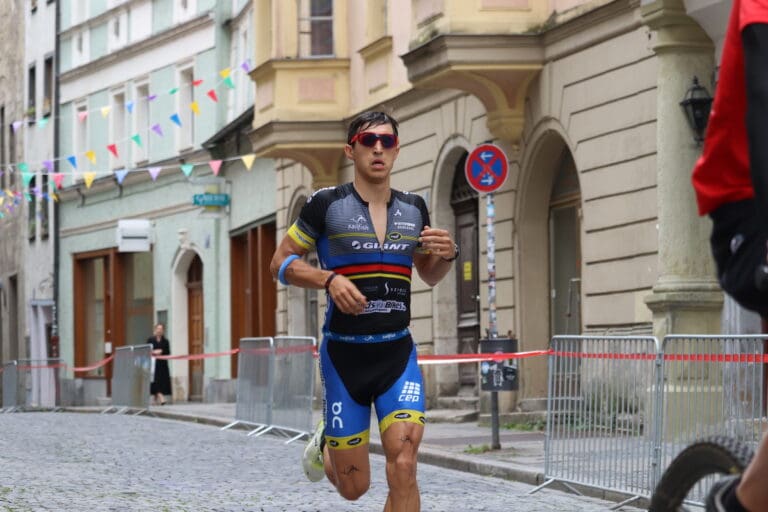 Der Kölner Julian Mutterer kann im Marathon für kurze Zeit die zweite Position erobern