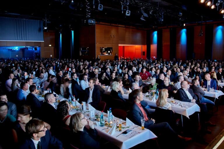 Mit knapp 800 Gästen ist die Neue Stadthalle in Lagen wieder voll gefüllt