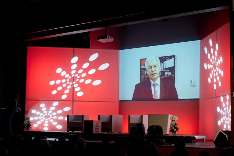 Die Stimme aus dem Off: Der ehemalige hessische Ministerpräsident Roland Koch hielt die Laudatio für den Lifetime-Award ...