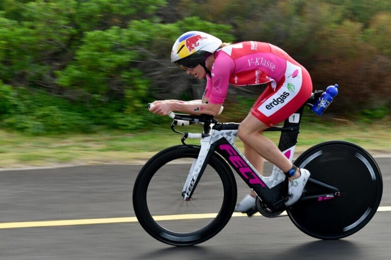 Die Nase tropft und der Trisuit flattert: Daniela Ryf fuhr trotzdem an der Spitze