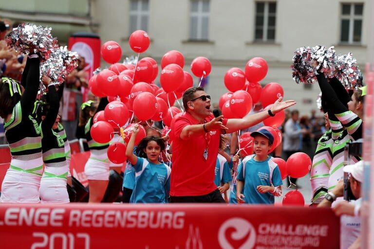 Moderator Andreas Groß stimmt die Zuschauer auf der Finishline ein