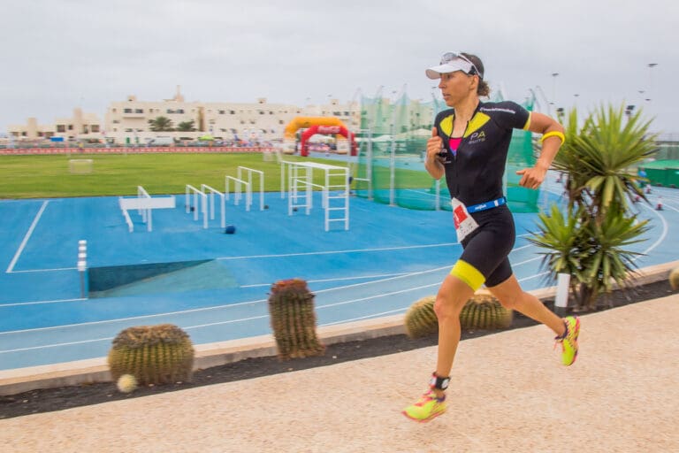 Anne Haug fliegt über den Halbmarathonkurs beim Ironman 70.3 Lanzarote