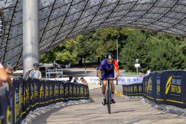 Radkurs über den Coubertin Platz im Münchner Olympiapark