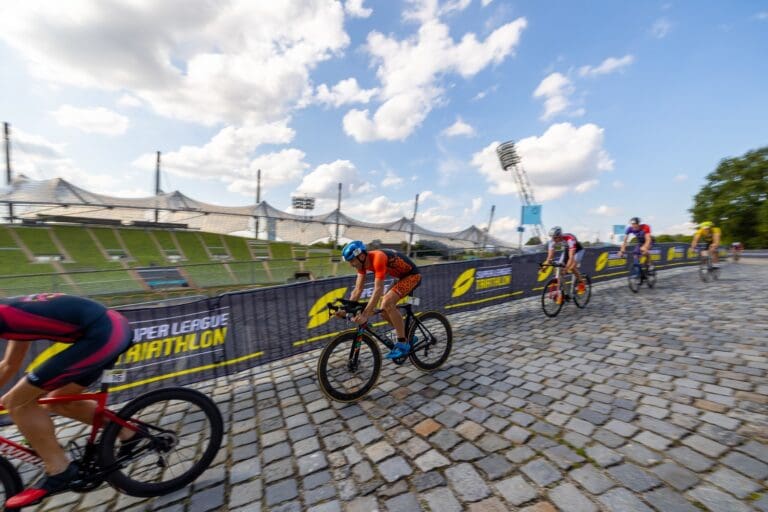 Downhill auf Kopfsteinpflaster mit Blick aufs Olympia-Stadion