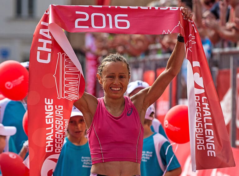 Julia Viellehner feiert ihren Triumph beim Challenge Regensburg