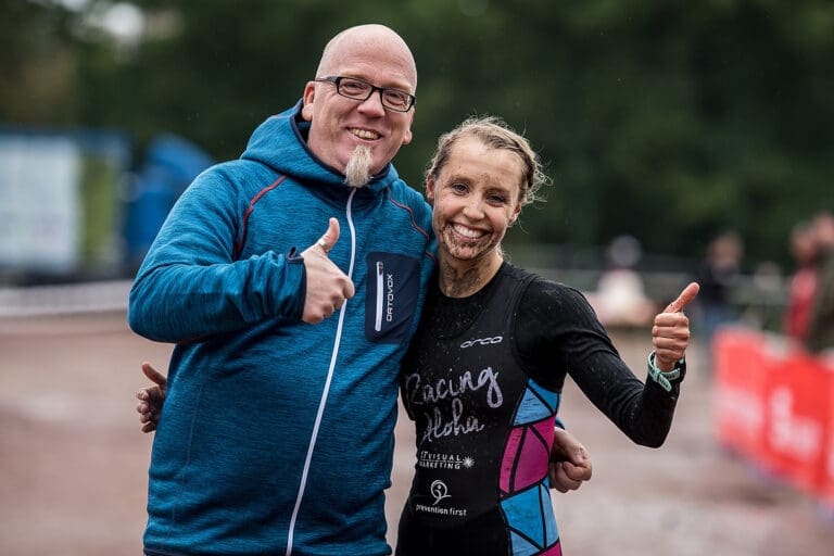 Gesamtsiegerin Katharina Wolff nach dem Rennen mit dem DTU-Vizepräsident für Finanzen Bernd Rollar,