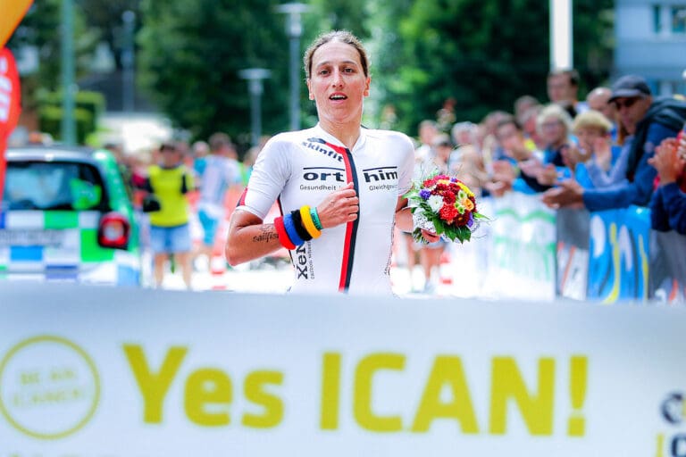 Die letzten Meter mit Blumenstrauß: Katja Konschak gewinnt ihr Heimrennen