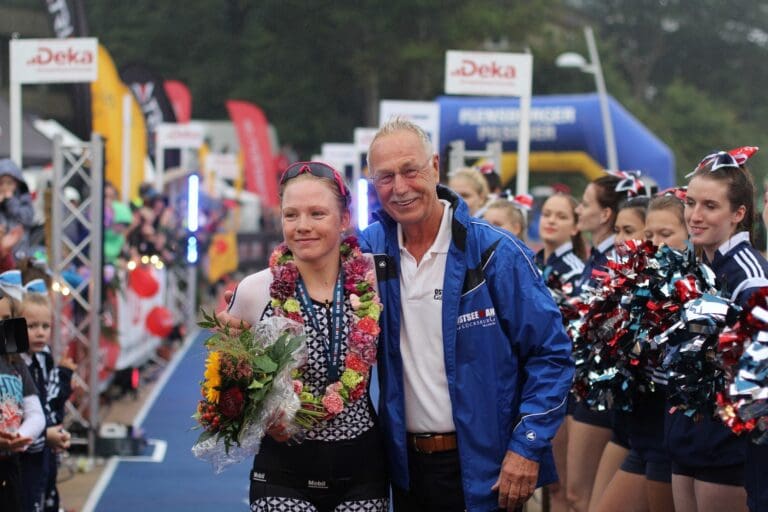 Siegerin Liesa Schmidt mit OstseeMan-Chef Reinhard Husen