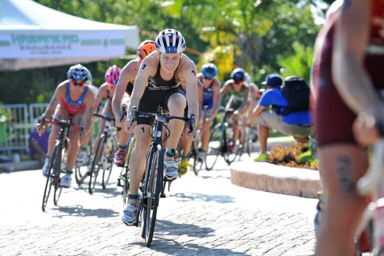 Laura Lindemann macht ihren Schwimmrückstand beim Radfahren wett