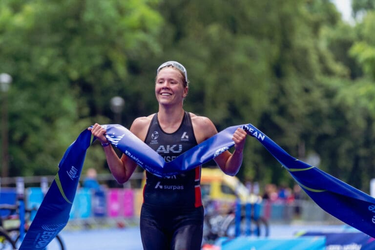 Jan Frodeno als erster Gratulant für den neuen Streckenrekordhalter.