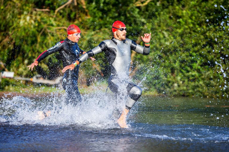 Marcus Wöllner und Christian Kramer beim Start zum Schwimmen