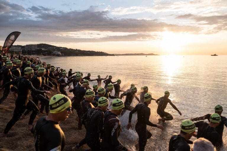 Start zum TRADEINN 140.INN International Triathlon an der Platja D'Aro