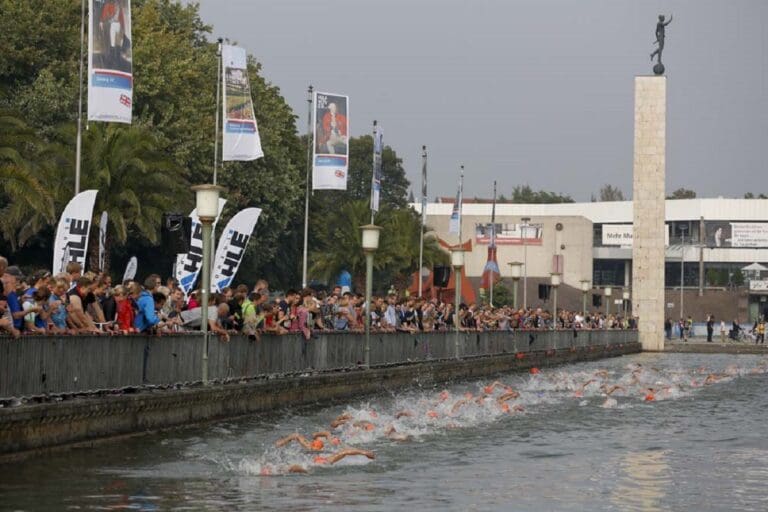 Schwimmen vor großer Zuschauerkulisse beim Maschsee Triathlon in Hannover