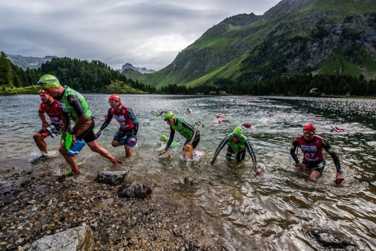 Kampf um die beste Position beim Wasserausstieg