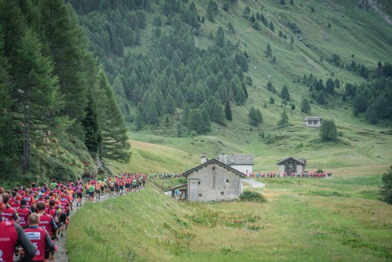 Nach dem Start ist das Feld noch dicht beisammen