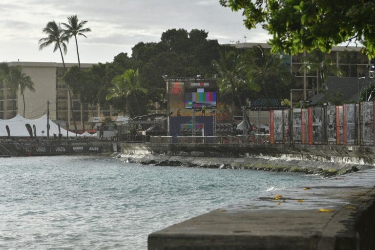 Regenwolken über dem Pier von Kailua-Kona. Der Raceday wird aber wohl trocken bleiben.