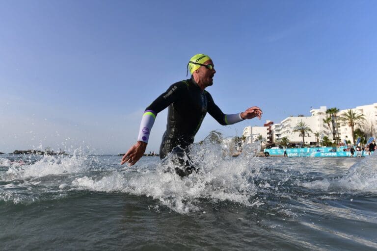 Jan Frodeno kommt ganz vorne, zusammen mit Aron Royle und Alistair Brownlee aus dem Wasser