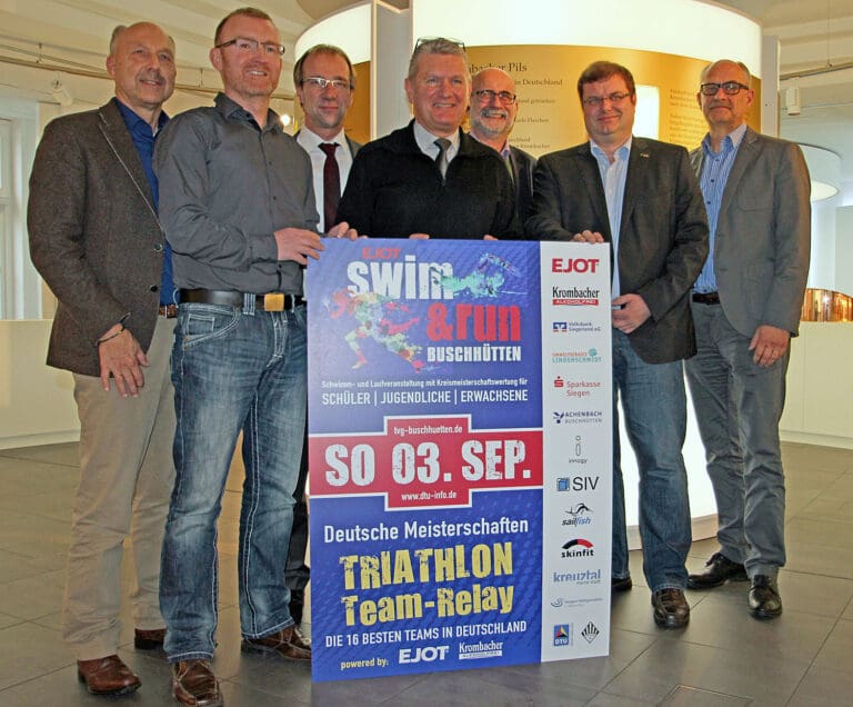 v.l.: Ottmar Haardt (Kreissportbund), Olaf Kohn (TVG), Markus Schäfer (Volksbank Siegerland), Rainer Jung (TVG), Dr. Franz Josef Weihrauch (Krombacher), Michael Wurmbach (Stadt Kreuztal) , Andreas Wolf (Ejot) mit dem neuen Plakat