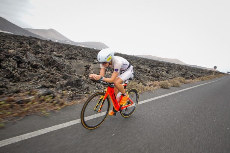 Lucy Charles auf dem Rad in Führung