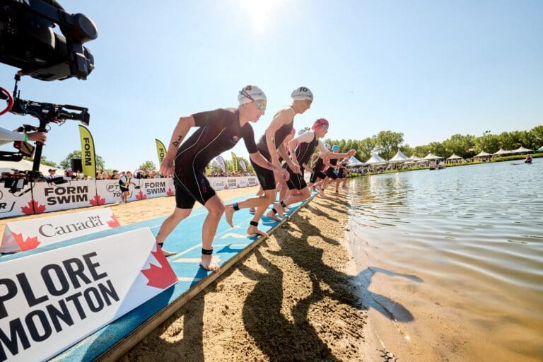 Startaufstellung: Es musste ohne Wetsuit geschwommen werden