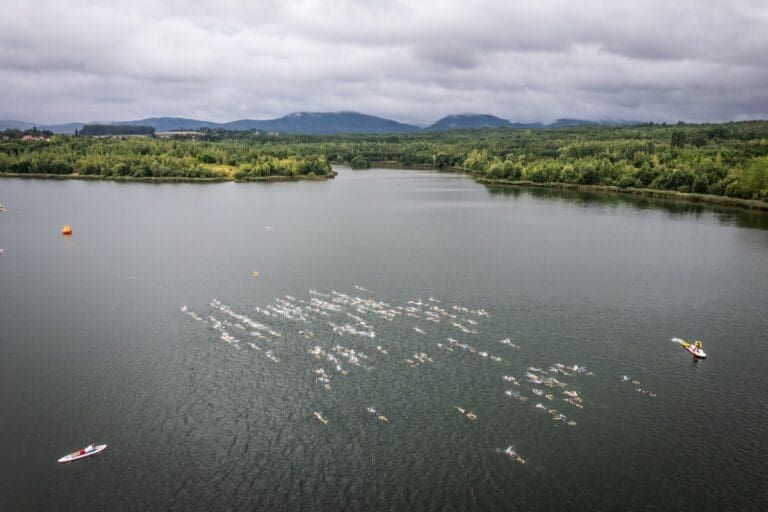 Breit aufgefächert im Wasser, bevor es beim Bike und Run auf die Single-Trails geht