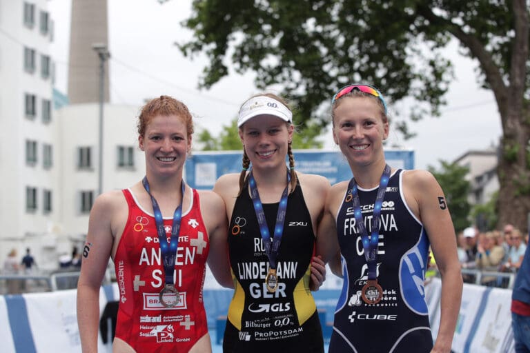 Das Frauen-Podium der ETU Sprint EM in Düsseldorf: Jolanda Annen, Laura Lindemann und Vendula Frintova (v.l.)