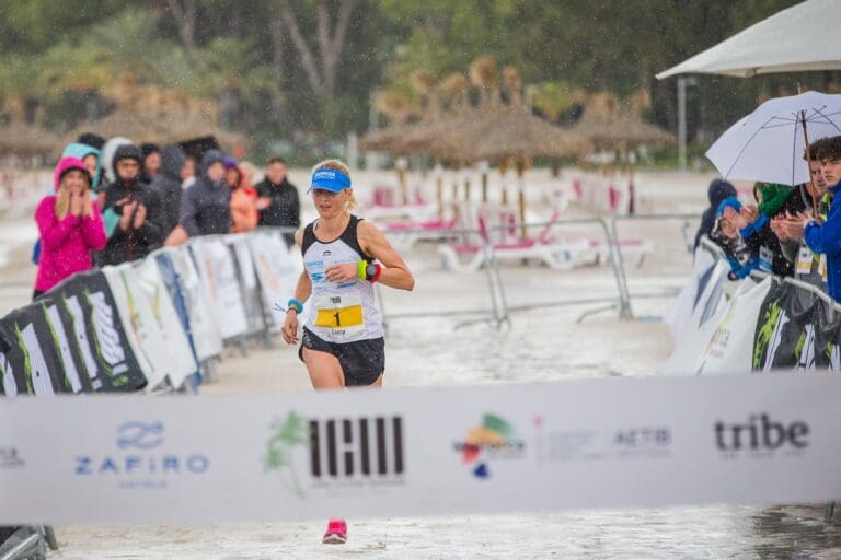 Lucy Gossage auf den letzten Metern zum 2. LCW Mallorca-Sieg