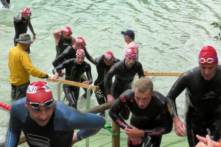 Andrang beim steilen Schwimmausstieg aus dem Lech