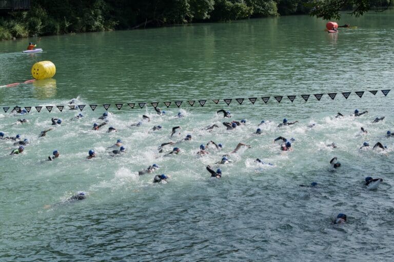 Der Auftakt zum Schongau Triathlon: Schwimmen im aufgestauten Lech