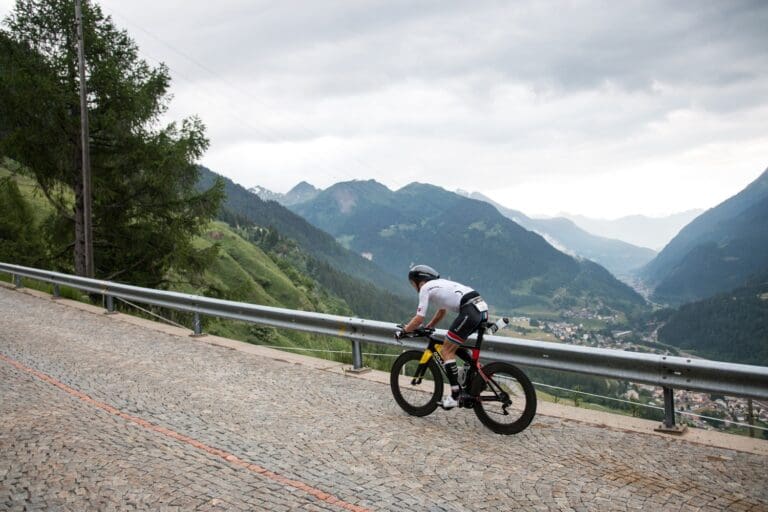 Alan Hovda klettert über die Tremola am Gotthardpass