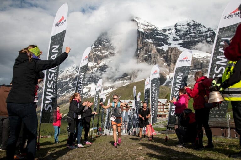 Zieleinlauf mit Sonne unterhalb der Eigernordwand: Siegerin Lise Lavoll Borgen