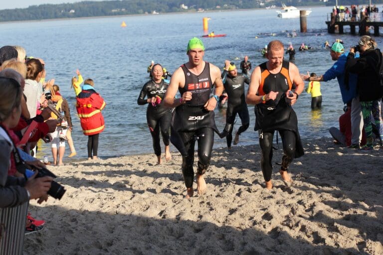 Nach dem Schwimmen im kalten Ostseewasser (16,9 Grad) ging es für die Teilnehmer in die wärmende Sommersonne