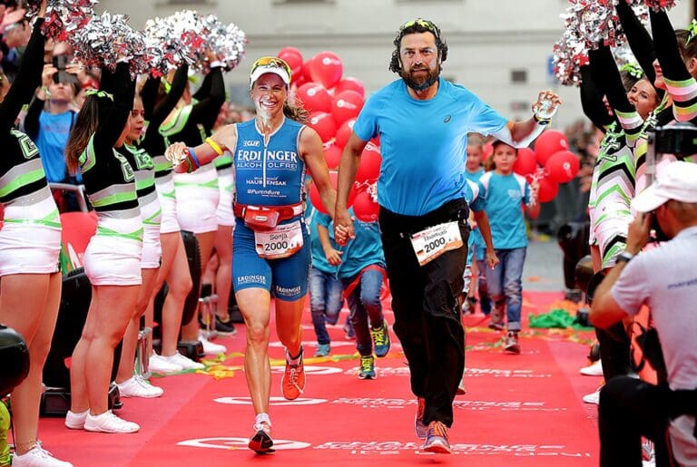 Emotionaler Zieleinlauf von Tom Stecher und Sonja Tajsich