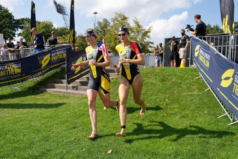 Downhill zur nächsten Schwimmrunde: Anabel Knoll und Katie Zaferes