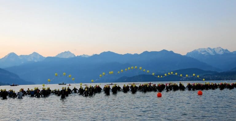 Der Start in einen perfekten Inferno Tag: Kurz vor dem Startschuss im Thuner Strandbad