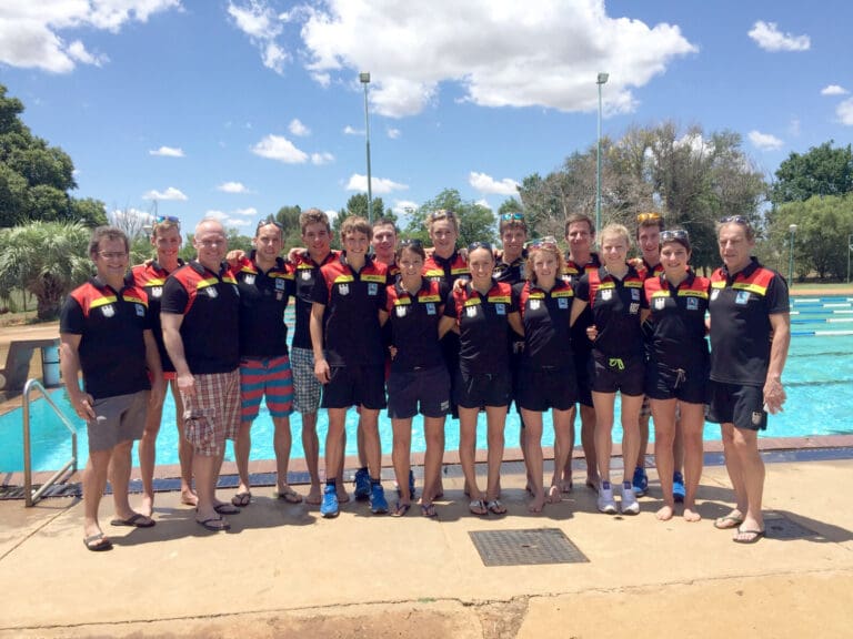 Die Triathlon-Nationalmannschaft in Südafrika mit DTU-Cheftrainer Ralf Ebli (3.v.l.).