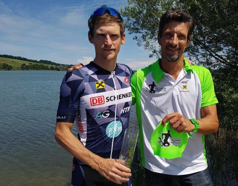 Andi Giglmayr (li.) will beim Trumer Triathlon Jagd auf den Streckenrekord machen. Hier mit Organisator Josef Gruber