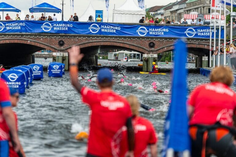 Knapp 2000 Athletinnen und Athleten nahmen das Agegroup-Rennen in Angriff