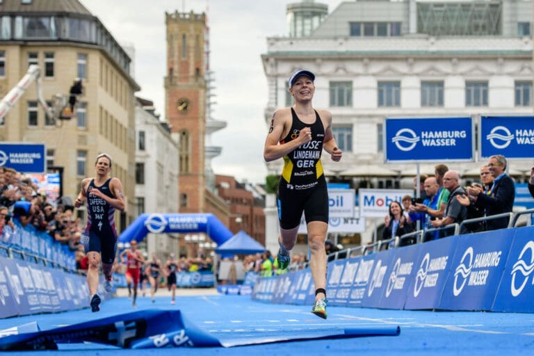 Was für ein Finale: Laura Lindemann sprintet beim ITU World Triathlon Series Rennen in Hamburg auf Rang zwei.